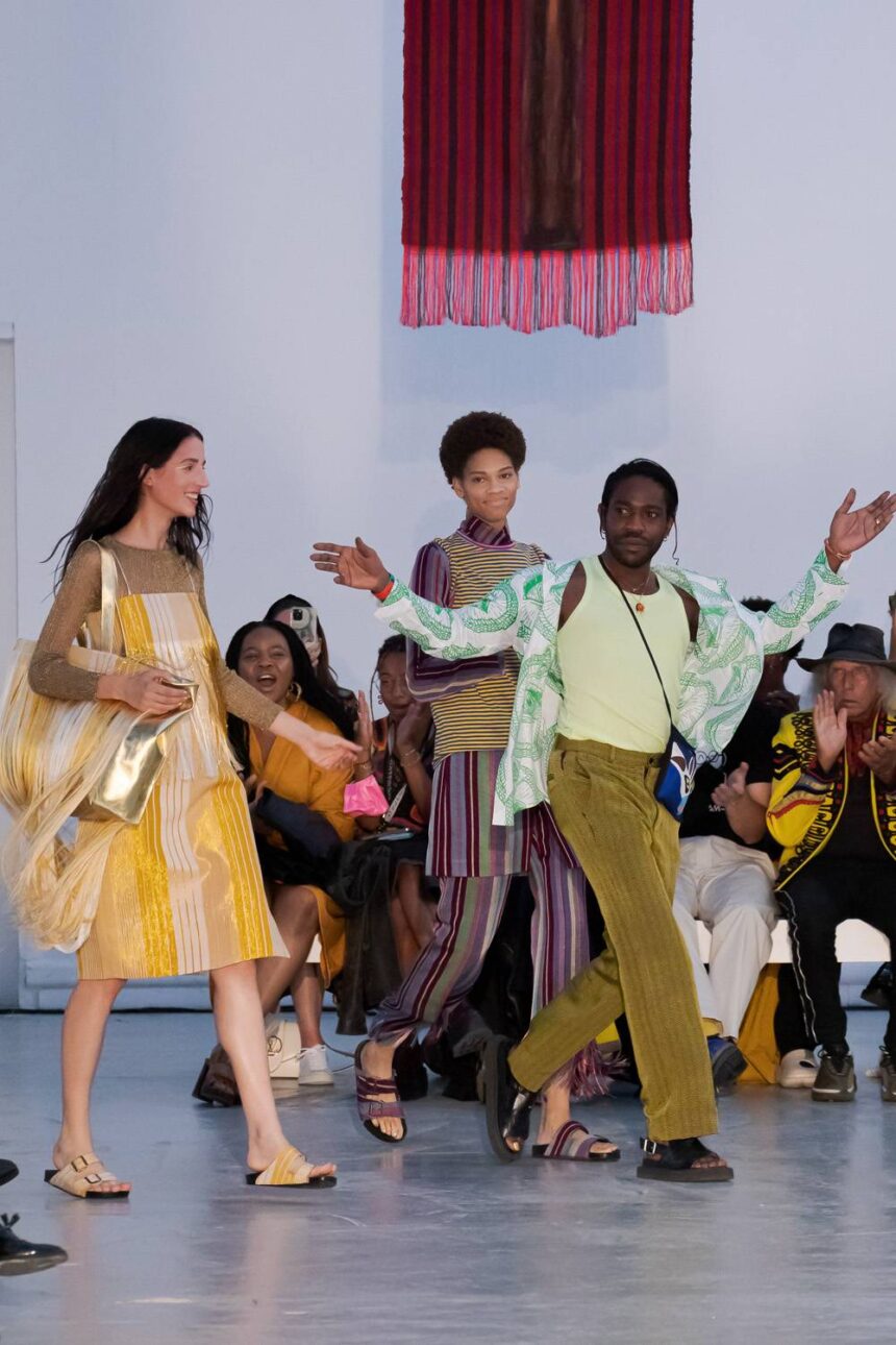 Le Nigérian Kenneth Ize a présenté une collection lumineuse. Crédit : DR